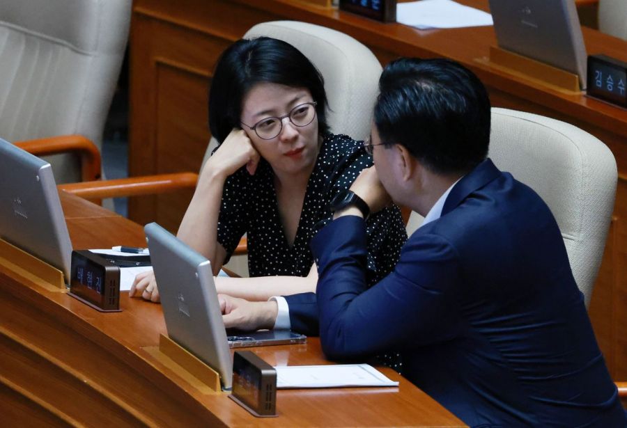 People Power Party lawmakers Hyeonjin Bae and Sangbeom Yoo are attending and conversing during the unlimited debate (filibuster) on the second day of the 'Broadcasting Three Acts (Amendments to the Broadcasting Act, Broadcasting Culture Promotion Act, and Korea Educational Broadcasting System Act)' at the National Assembly plenary session on August 5, 2025. Photo by Hyunmin Kim