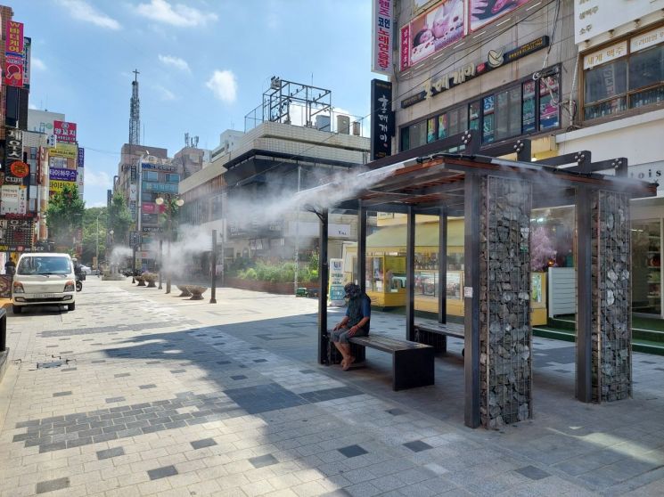 "폭염을 잡아라" 광명시, 철산상업지구에 쿨링포그 16개 설치