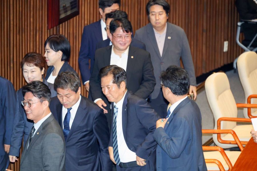 On the 4th, during the plenary session of the National Assembly, Jeong Cheongrae, the leader of the Democratic Party, and lawmakers left the chamber as lawmaker Shin Dongwook began a filibuster on the submission of the "Broadcasting Three Acts (Amendments to the Broadcasting Act, the Broadcasting Culture Promotion Agency Act, and the Korea Educational Broadcasting System Act)." 2025.8.4 Photo by Kim Hyunmin