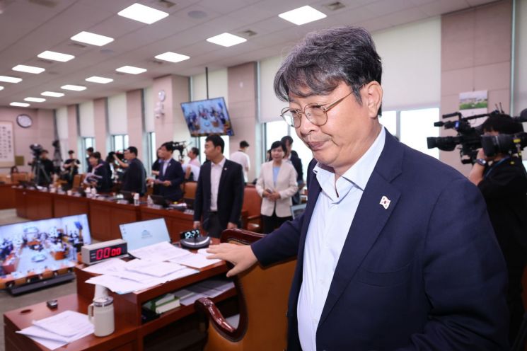 1일 서울 여의도 국회에서 방송 3법, 노란봉투법, 상법 등 을 심의, 의결하기 위해 열린 법제사법위원회 전체회의가 정회 되자 이춘석 위원장이 자리를 나서고 있다. 연합뉴스