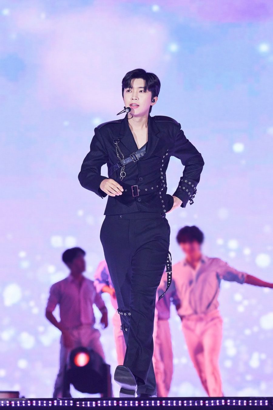 가수 임영웅이 지난해 1월 킨텍스 1전시장 1홀에서 열린 임영웅 전국투어 콘서트 ‘IM HERO’(아임 히어로) 고양 공연에서 무대를 꾸미고 있다. 물고기뮤직 제공