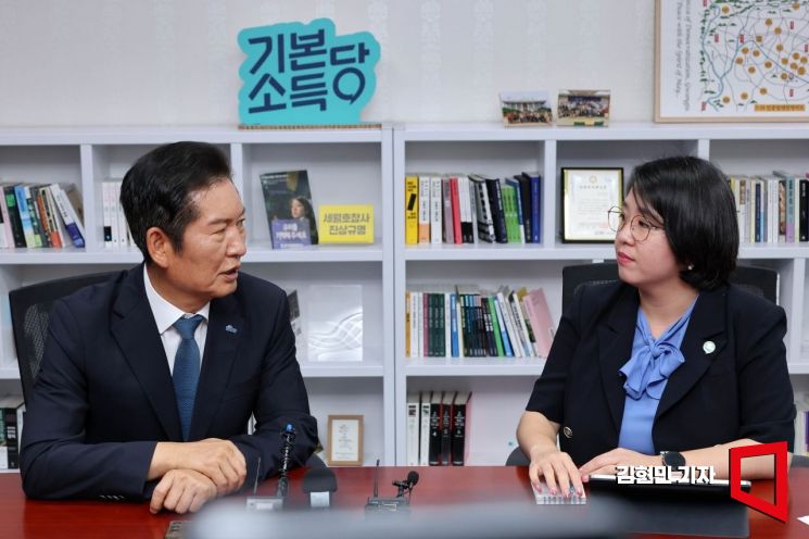 정청래 더불어민주당 전 대표와 용혜인 성평등 가족부 장관. 김현민 기자