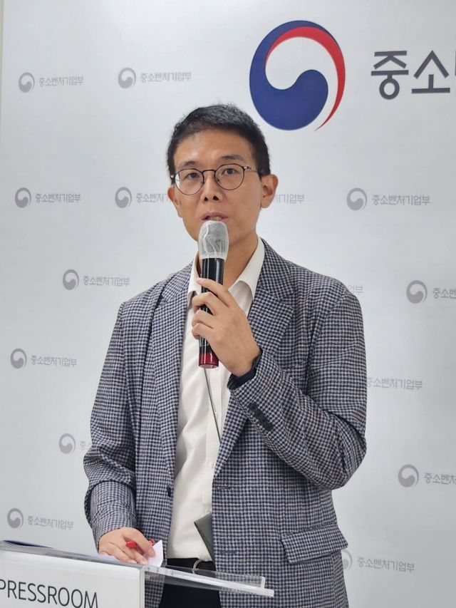 황영호 중소벤처기업부 소상공인경영안정지원단장이 부담경감 크레딧 브리핑을 진행하고 있다. 중기부