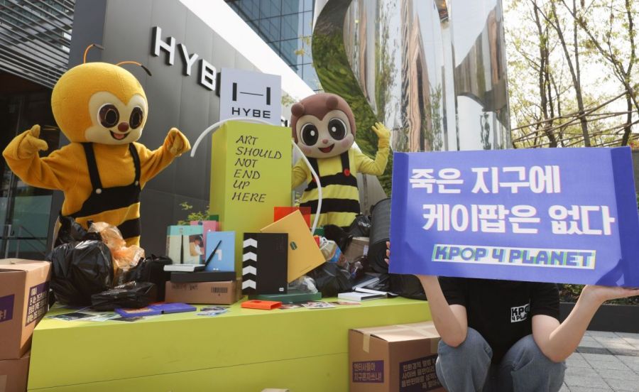 케이팝포플래닛 관계자들이 2022년 4월21일 서울 용산구 BTS소속사 하이브 사옥 앞에서 친환경 앨범 선택지 도입을 촉구하며 퍼포먼스를 벌이고 있다 이미지출처=연합뉴스