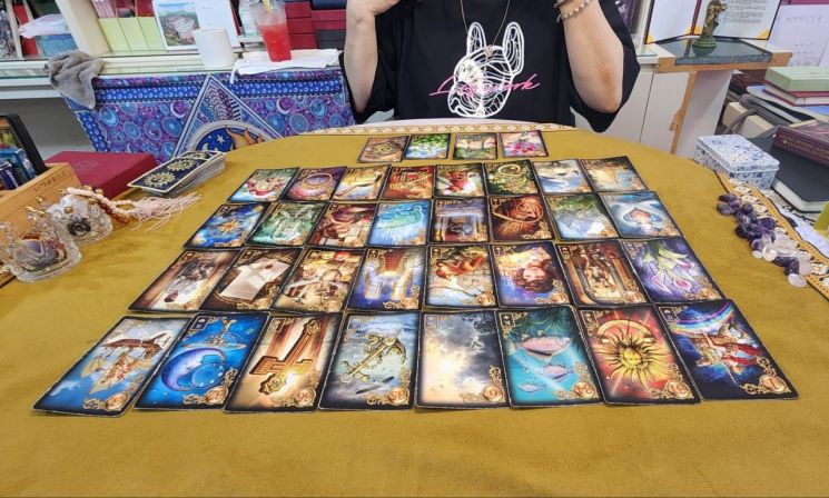 종로구에서 7년째 타로 상담사로 일하고 있는 라희씨가 사주 풀이를 시연하고 있다. 변선진 기자