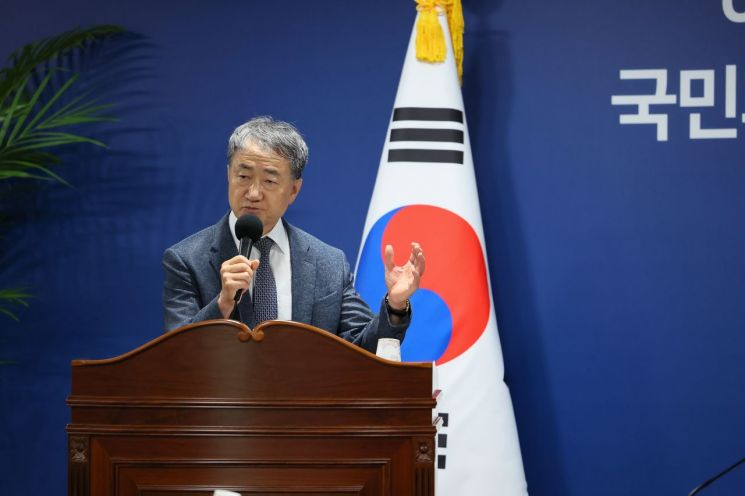 박능후 전 보건복지부 장관이 지난달 7일 서울 종로구 정부서울청사 창성동 별관에서 열린 국정기획위원회 전체회의에서 특강을 하고 있다. 국정기획위원회