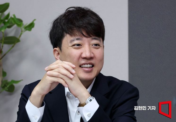 이준석 개혁신당 대표가 지난달 5일 국회에서 아시아경제 AK라디오에 출연해 소종섭 스페셜리스트와 인터뷰하고 있다. 김현민 기자