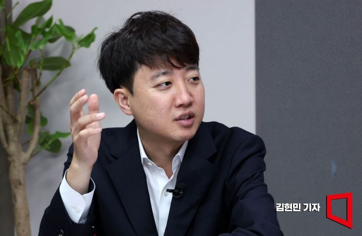 이준석 개혁신당 대표가 지난 5일 국회에서 아시아경제 AK라디오에 출연해 소종섭 스페셜리스트와 인터뷰하고 있다. 김현민 기자