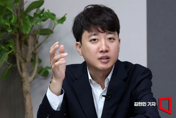 이준석 개혁신당 대표가 지난 8월 5일 국회에서 아시아경제 AK라디오에 출연해 소종섭 스페셜리스트와 인터뷰하고 있다. 김현민 기자