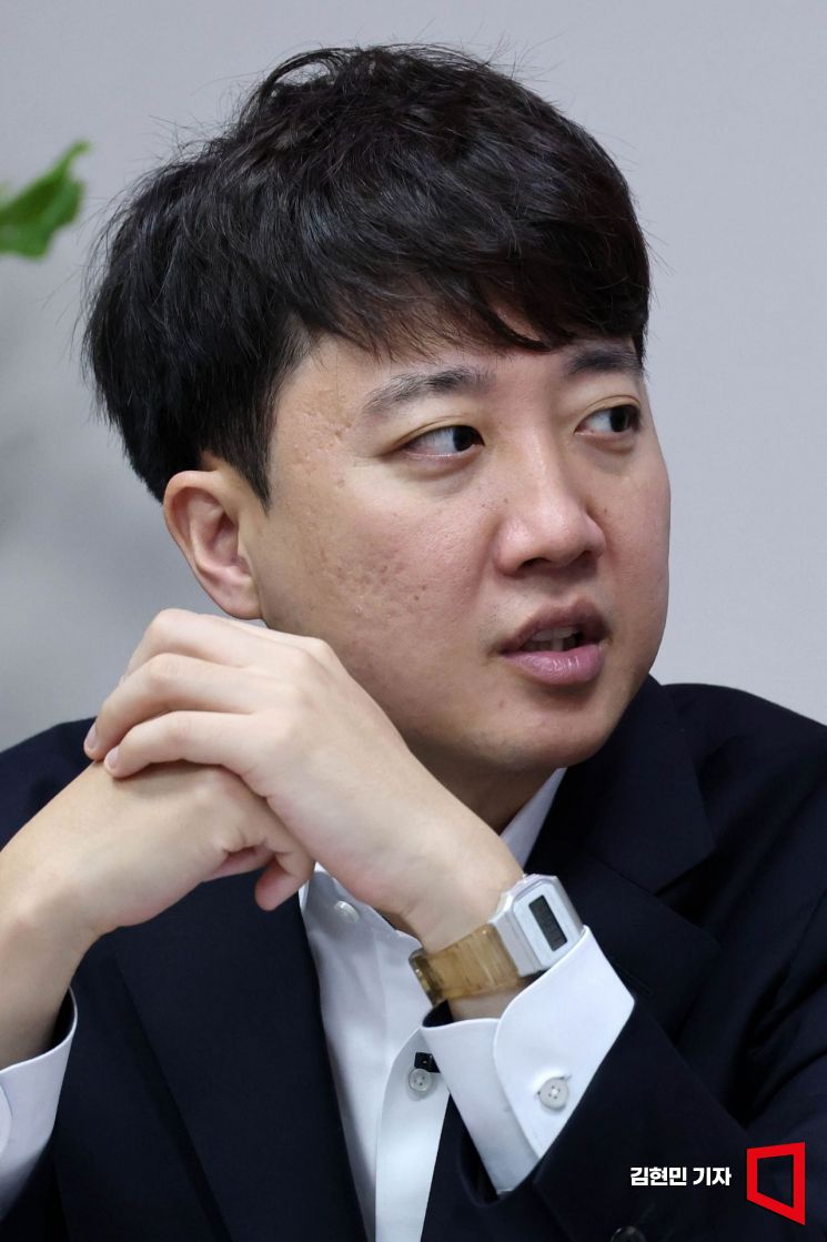 이준석 개혁신당 대표가 이재명 대통령의 '여자가 여자를 미워하는 건 이해한다'는 발언에 대해 "이게 2025년 대한민국 대통령의 젠더 인식 수준"이라고 비판했다.