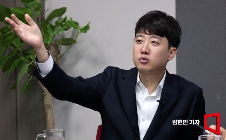 "대통령은 괜찮고 배우는 은퇴?"…이준석, 조진웅 논란 겨냥해 이재명 직격