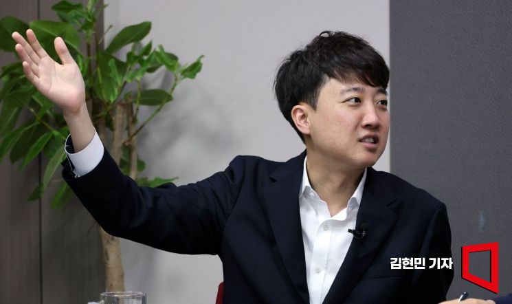이준석 개혁신당 대표가 최근 미국 내 비자 규제 강화가 한국에게는 기회가 될 수 있다고 주장했다.