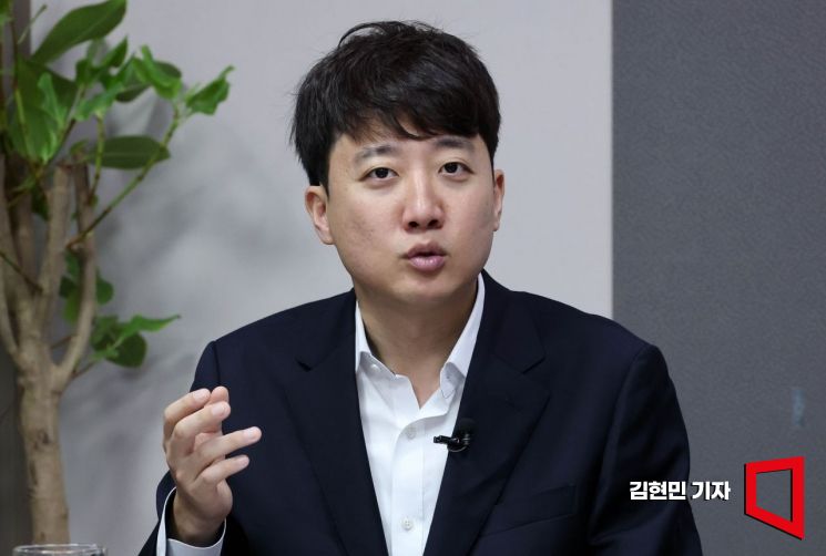이준석 개혁신당 대표가 5일 국회에서 아시아경제 시사쇼에 출연해 소종섭 스페셜리스트와 인터뷰하고 있다. 김현민 기자