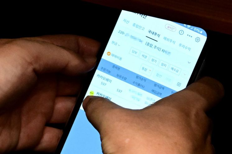 국회 법제사법위원회 위원장을 맡고 있는 이춘석 더불어민주당 의원이 4일 서울 여의도 국회에서 열린 본회의에서 타인 명의로 개설된 주식 계좌를 확인하고 있다. 더팩트 제공