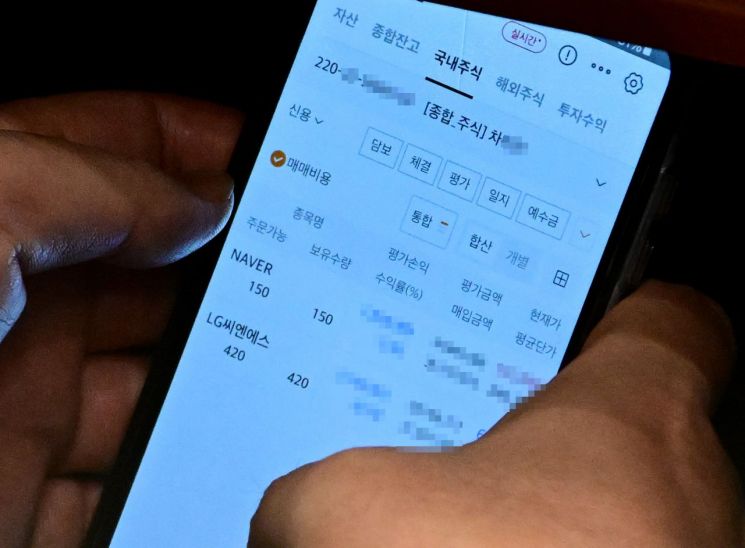 국회 법제사법위원회 위원장을 맡고 있는 이춘석 더불어민주당 의원이 4일 서울 여의도 국회에서 열린 본회의에서 타인 명의로 개설된 주식 계좌를 확인하고 있다. 더팩트 제공