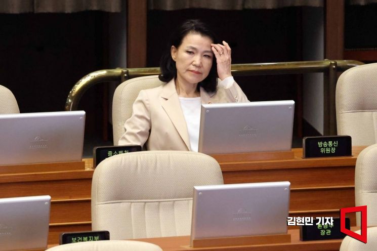이진숙 방송통신위원장이 5일 국회 본회의에서 '방송3법(방송법·방송문화진흥회법·한국교육방송공사법 개정안)' 상정과 관련한 더불어민주당 노종면 의원의 무제한토론(필리버스터)을 듣고 있다. 2025.8.5 김현민 기자