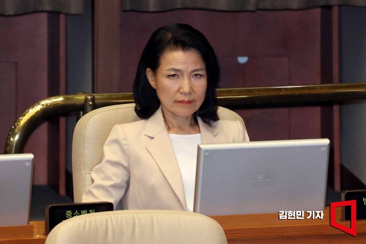 이진숙 방송통신위원장이 5일 국회 본회의에서 '방송3법(방송법·방송문화진흥회법·한국교육방송공사법 개정안)' 상정과 관련한 더불어민주당 노종면 의원의 무제한토론(필리버스터)을 듣고 있다. 2025.8.5 김현민 기자