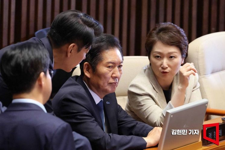 정청래 더불어민주당 대표와 이언주 최고위원이 5일 국회에서 열린 본회의에서 대화하고 있는 모습. 김현민 기자