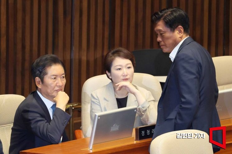 정청래 더불어민주당 대표와 이언주 최고위원, 조승래 사무총장이 5일 국회에서 열린 본회의에서 대화하고 있다. 김현민 기자