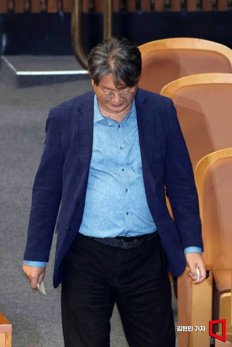 [포토] 무제한토론 종결동의안 투표하는 이춘석