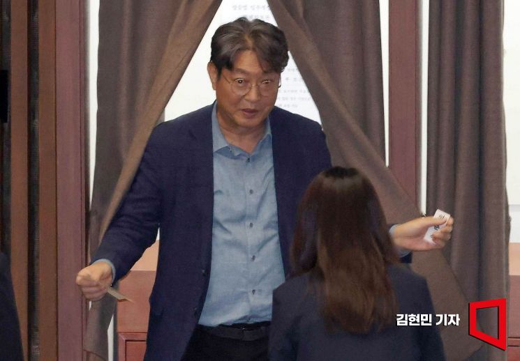 [Photo] Lee Choonseok Attends Plenary Session Amid 'Borrowed-Name Stock Transaction Allegations'