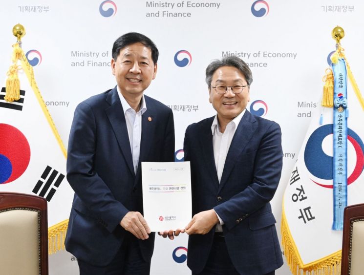 강기정 광주시장이 5일 정부서울청사에서 구윤철 경제부총리 겸 기획재정부 장관에게 내년도 광주시 주요 현안 사업을 건의한 뒤 기념 촬영을 하고 있다. 광주시 제공