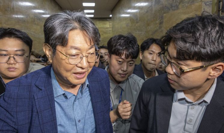 차명 주식거래 의혹이 제기된 이춘석 의원이 5일 국회에서 열린 본회의에 참석한 뒤 본회의장을 빠져나가다 취재진의 질문을 받고 있다. 연합뉴스