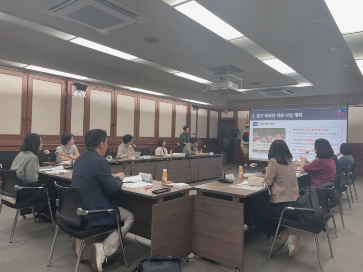 외국인 지원 실무협의체 회의 모습. 중구 제공.