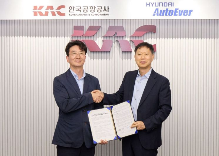 현대오토에버와 한국공항공사가 ‘주차서비스 및 공항 이용객 편의 제공을 위한 업무협약’을 맺었다.서동권 현대오토에버 내비게이션사업부장(사진 왼쪽)과 손종하 한국공항공사 운영본부장이 기념촬영을 하는 모습. 현대오토에버 제공