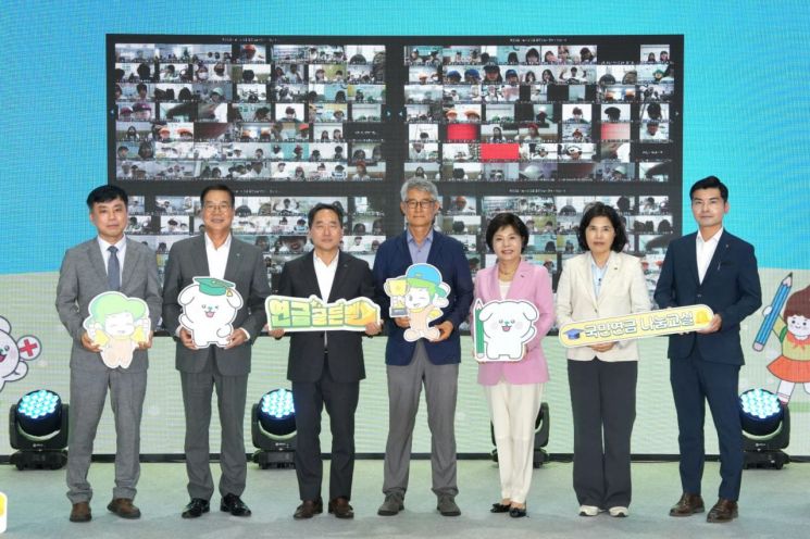 초록우산과 국민연금공단, 국민연금나눔재단이 5일 전북특별자치도 전주시 국민연금공단 본부에서 연 '연금 골든벨'에서 기념촬영을 하고 있다. 왼쪽 두번째부터 황영기 초록우산 회장, 김태현 국민연금공단 이사장, 국민연금나눔재단 강흥구 이사장. 초록우산