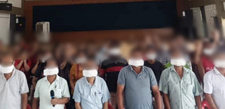 지난 3일 말레이시아 민주행동당 당원 50여명이 네그리셈빌란주 의원에 조호르주 출신 빈센트 우 힘 벤 의원이 지명된 데 항의하는 ‘생리대 시위’를 벌이고 있다. 말레이시아키니 SNS