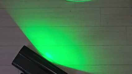 로보락 신제품 스틱형 무선청소기 'H60 Hub Ultra(H60 허브 울트라)'를 사용해 바닥에 있는 먼지와 머리카락을 제거해봤다. 사진 박준이 기자.