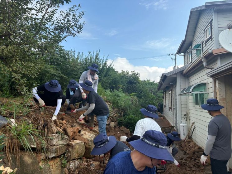 공무원연맹 소속 조합원들이 5일 경남 산청군 단성면 석대마을을 찾아 수해 복구 작업을 하고 있다. 공무원연맹 홈페이지.