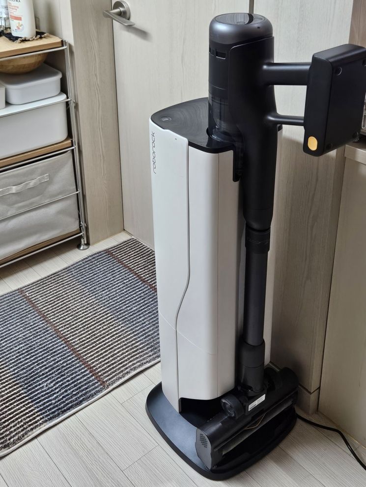 가정집에 배치한 로보락 신제품 스틱형 무선청소기 'H60 Hub Ultra(H60 허브 울트라)'. 사진 박준이 기자.