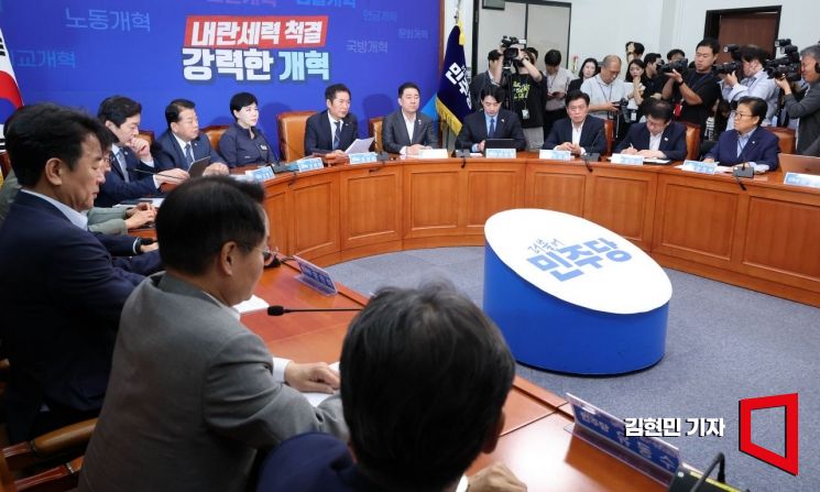 [Photo] Democratic Party Urges Expulsion of Lee Choonseok... Next Legislation Committee Chair Requested to Choo Mi-ae