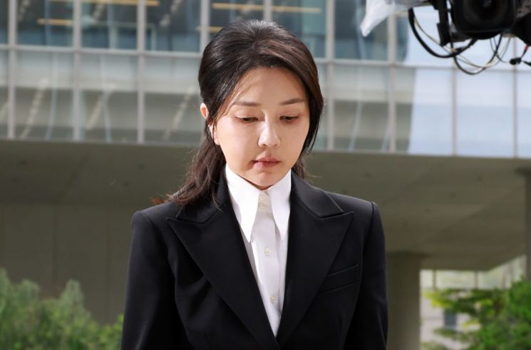 [속보]'검은색 정장 차림' 김건희 "저같이 아무것도 아닌 사람이 심려 끼쳐 죄송"