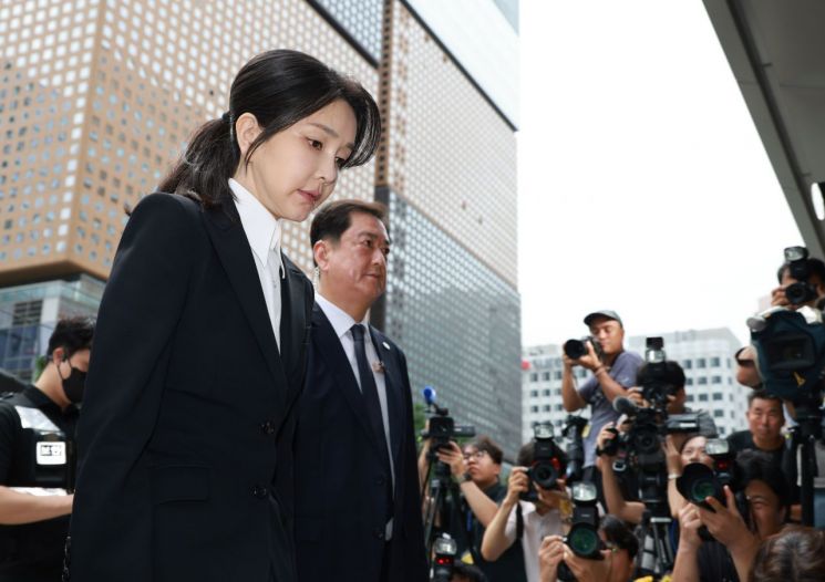 [속보]'검은색 정장 차림' 김건희 "저같이 아무것도 아닌 사람이 심려 끼쳐 죄송"