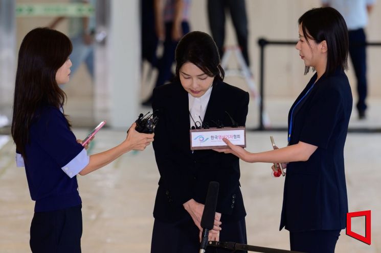 김건희 여사가 6일 오전 서울 종로구 KT 광화문빌딩 웨스트에 마련된 민중기 특별검사 사무실로 출석하고 있다. 2025.08.06 사진공동취재단