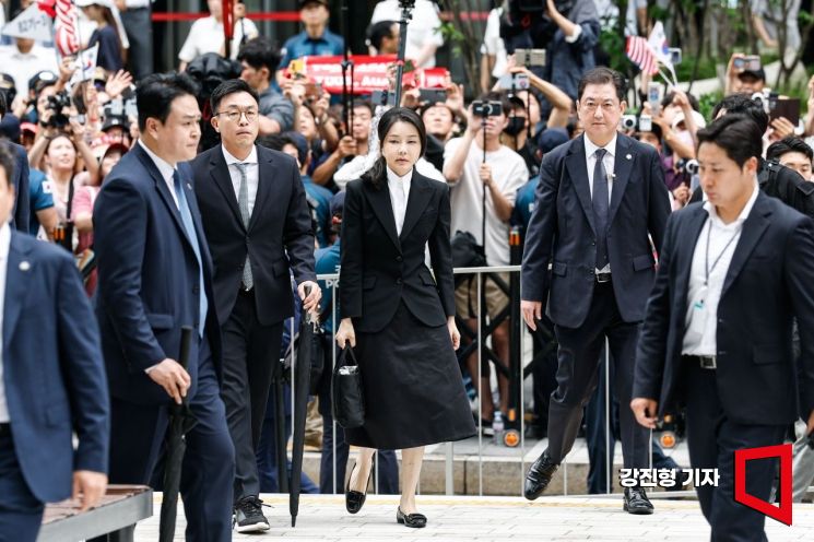 도이치모터스 주가조작 연루 의혹 등을 받고 있는 김건희 여사가 6일 서울 종로구에 마련된 김건희특검팀에 피의자 신분으로 출석하고 있다. 2025.8.6. 강진형 기자