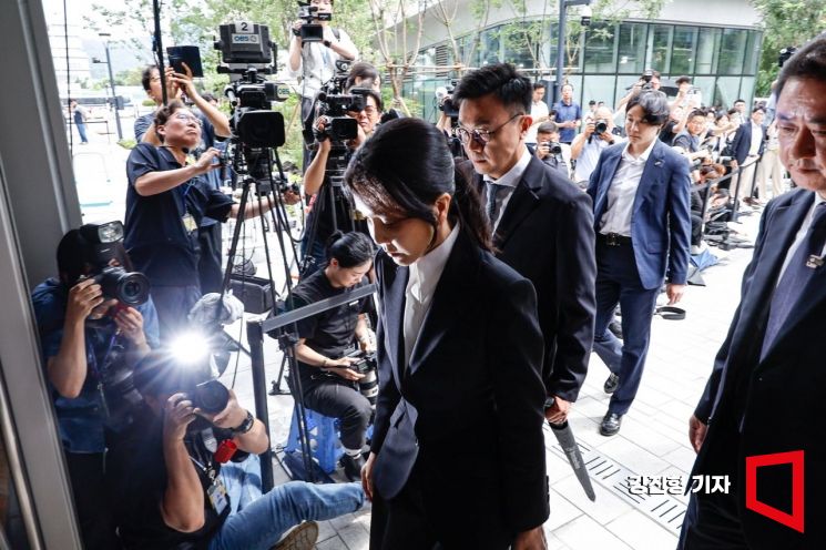[속보]'검은색 정장 차림' 김건희 "저같이 아무것도 아닌 사람이 심려 끼쳐 죄송"