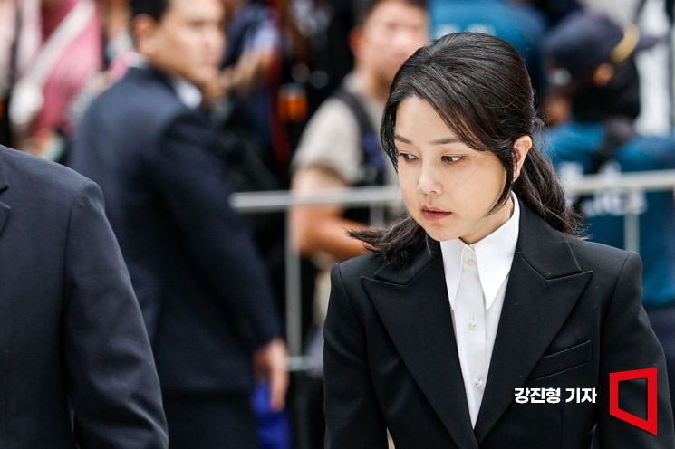 도이치모터스 주가조작 연루 의혹 등을 받고 있는 김건희 여사가 6일 서울 종로구에 마련된 김건희특검팀에 피의자 신분으로 출석하고 있다. 2025.8.6. 강진형 기자