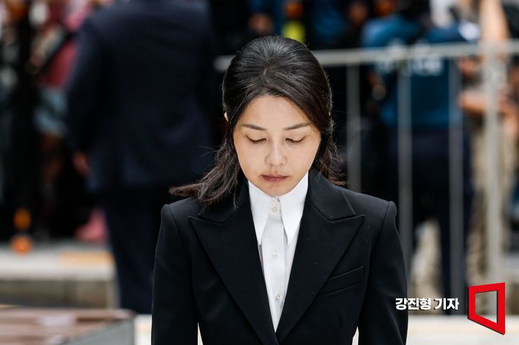 도이치모터스 주가조작 연루 의혹 등을 받고 있는 김건희 여사가 6일 서울 종로구에 마련된 김건희특검팀에 피의자 신분으로 출석하고 있다. 2025.8.6. 강진형 기자