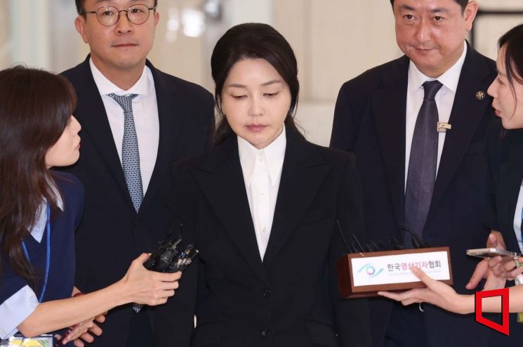 윤석열 전 대통령 부인 김건희 여사가 6일 서울 종로구 민중기 김건희 특별검사팀 사무실에 자본시장법 위반 등 혐의 피의자 신분으로 출석하고 있다. 2025.8.6. 사진공동취재단