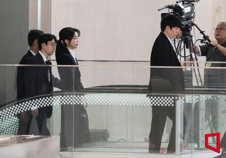 김건희 여사가 6일 오전 서울 종로구 KT 광화문빌딩 웨스트에 마련된 민중기 특별검사 사무실로 출석하고 있다. 2025.08.06 사진공동취재단