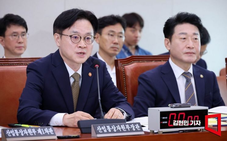 [포토] 답변하는 김정관 산업통상자원부 장관