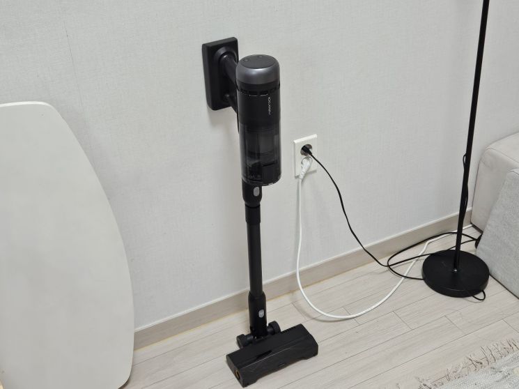 가정집에 배치한 로보락 신제품 스틱형 무선청소기 'H60 Hub Ultra(H60 허브 울트라)'의 스틱 청소기 모습. 사진 박준이 기자.