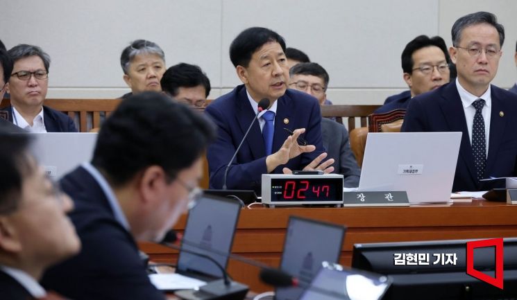 구윤철 경제부총리 겸 기획재정부 장관이 6일 국회에서 열린 기획개정위원회 전체회의에서 대미 관세협상 관련 현안 질의에 답변하고 있다. 2025.8.6 김현민 기자