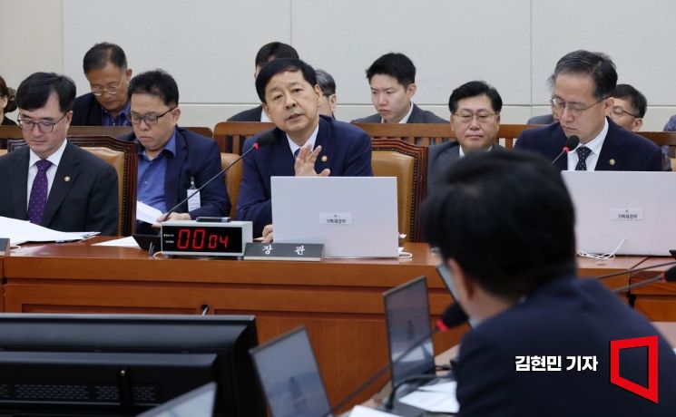 구윤철 경제부총리 겸 기획재정부 장관이 6일 국회에서 열린 기획개정위원회 전체회의에서 대미 관세협상 관련 현안 질의에 답변하고 있다. 2025.8.6 김현민 기자
