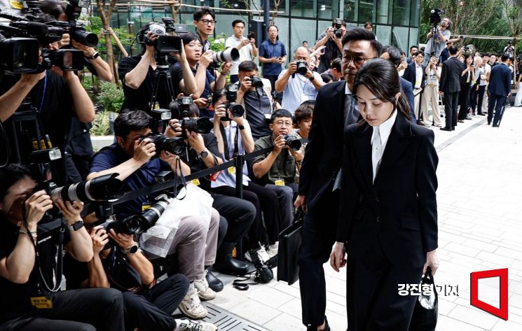 도이치모터스 주가조작 연루 의혹 등을 받고 있는 김건희 여사가 6일 서울 종로구에 마련된 김건희특검팀에 피의자 신분으로 출석하고 있다. 2025.8.6. 강진형 기자