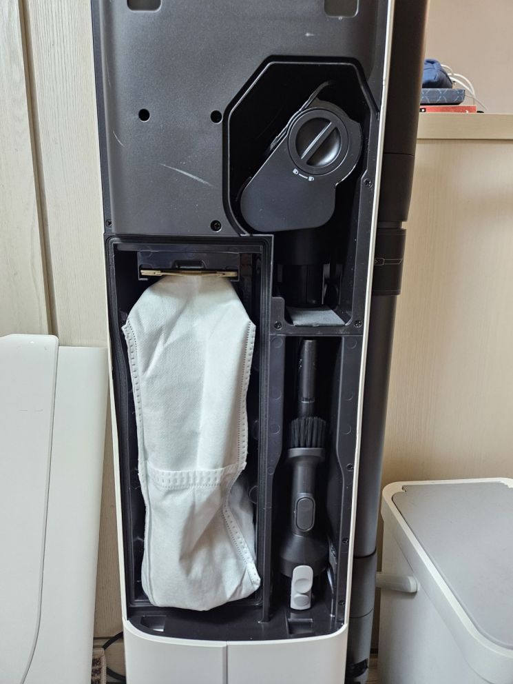 로보락 신제품 스틱형 무선청소기 'H60 Hub Ultra(H60 허브 울트라)'의 먼지 봉투와 악세서리함. 사진 박준이 기자.